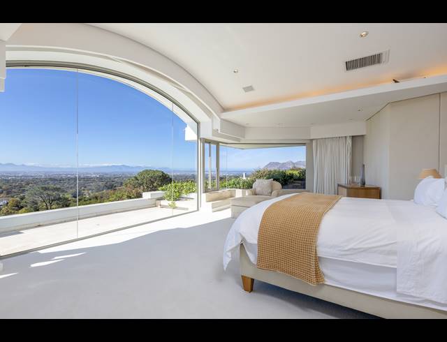 7 BEDROOM HOUSE FOR SALE IN CONSTANTIA